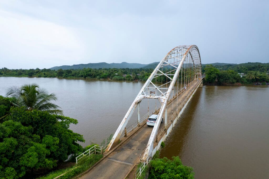Illustration du véhicule passant à des route varié. Ici c'est le pont de Sambava
